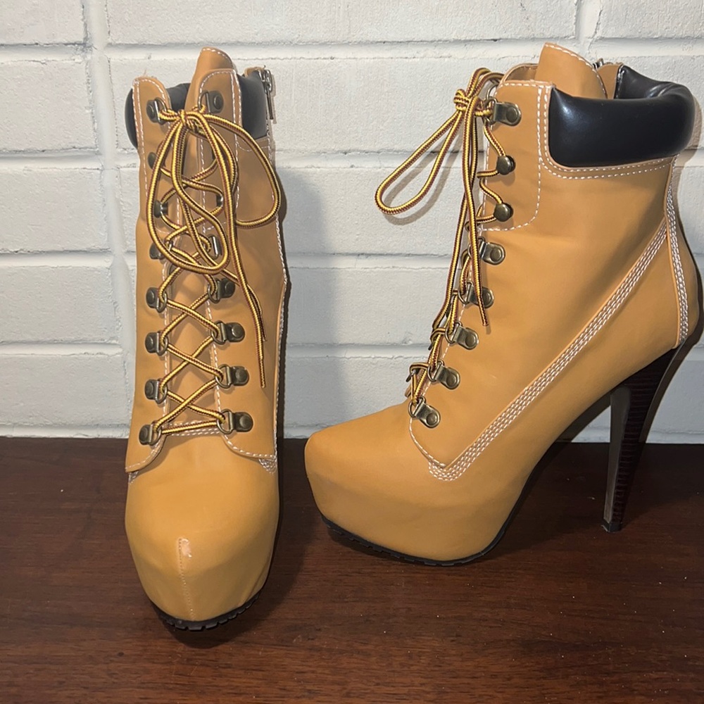 Zigi Soho Women’s (Timberland like) Heeled Boots size 8.5